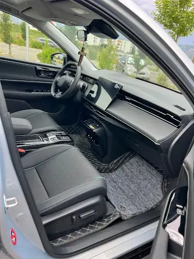 Brendësia moderne e taksisë elektrike Honda — sedilje komode dhe ekran digjital