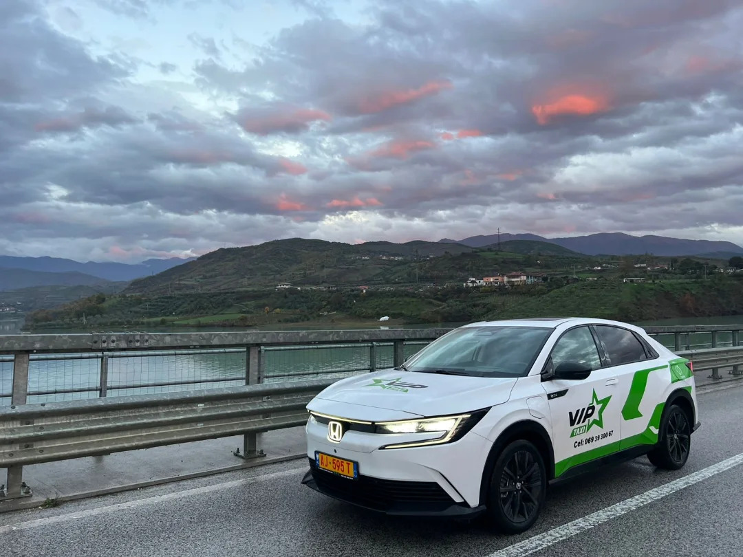 Taksi elektrike në udhëtim nga Elbasani drejt Tiranës