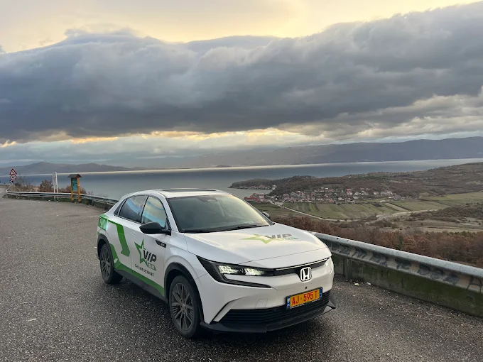 Taksi elektrike me pamje nga liqeni gjatë udhëtimit Elbasan – Korçë