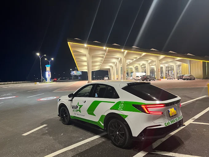 Taksi elektrike Elbasan duke pritur për transfertë aeroporti drejt Aeroportit të Tiranës TIA